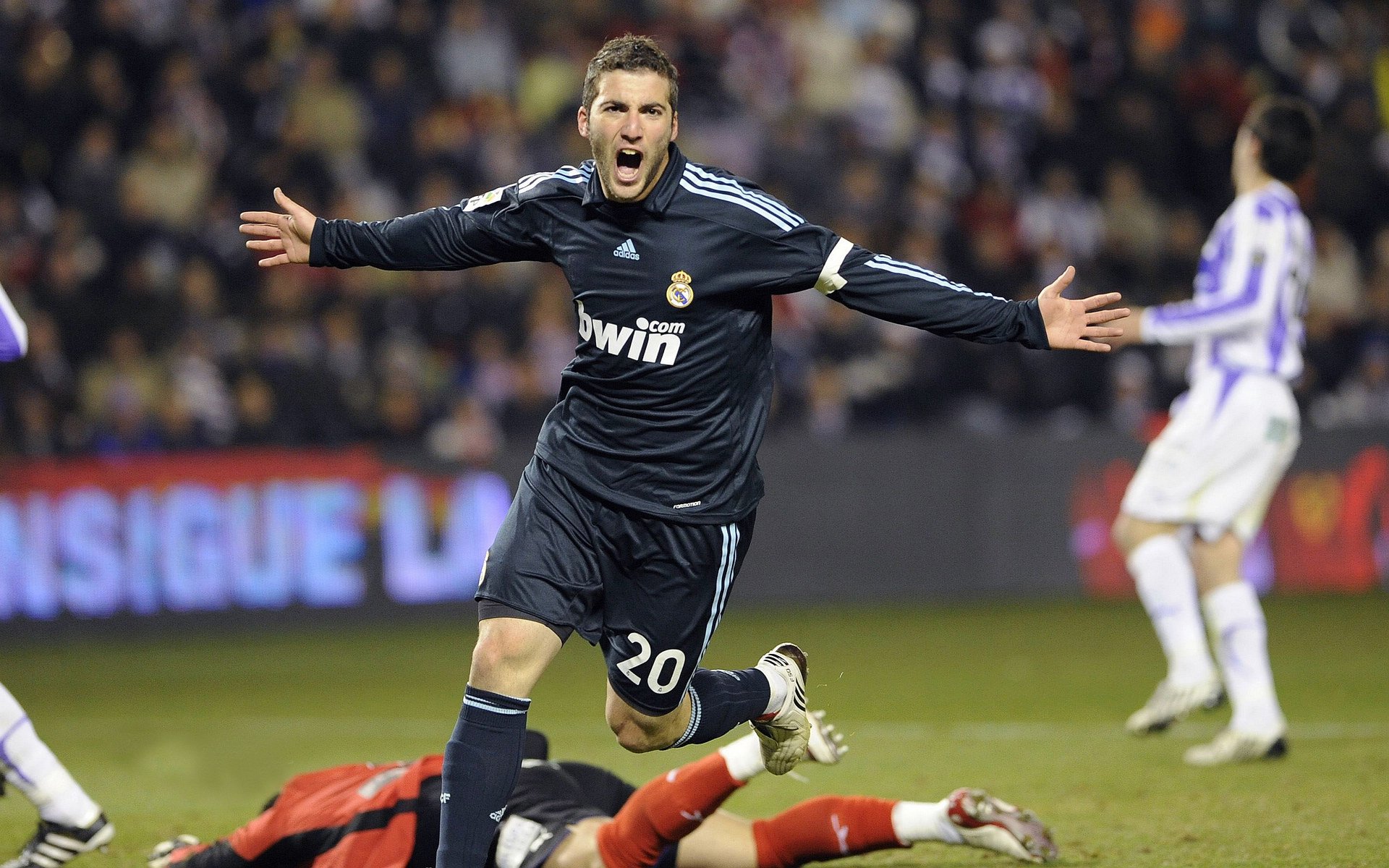 九游正版官网-史上最年轻“欧洲金靴”问鼎欧冠巅峰，最年轻的欧洲金球奖